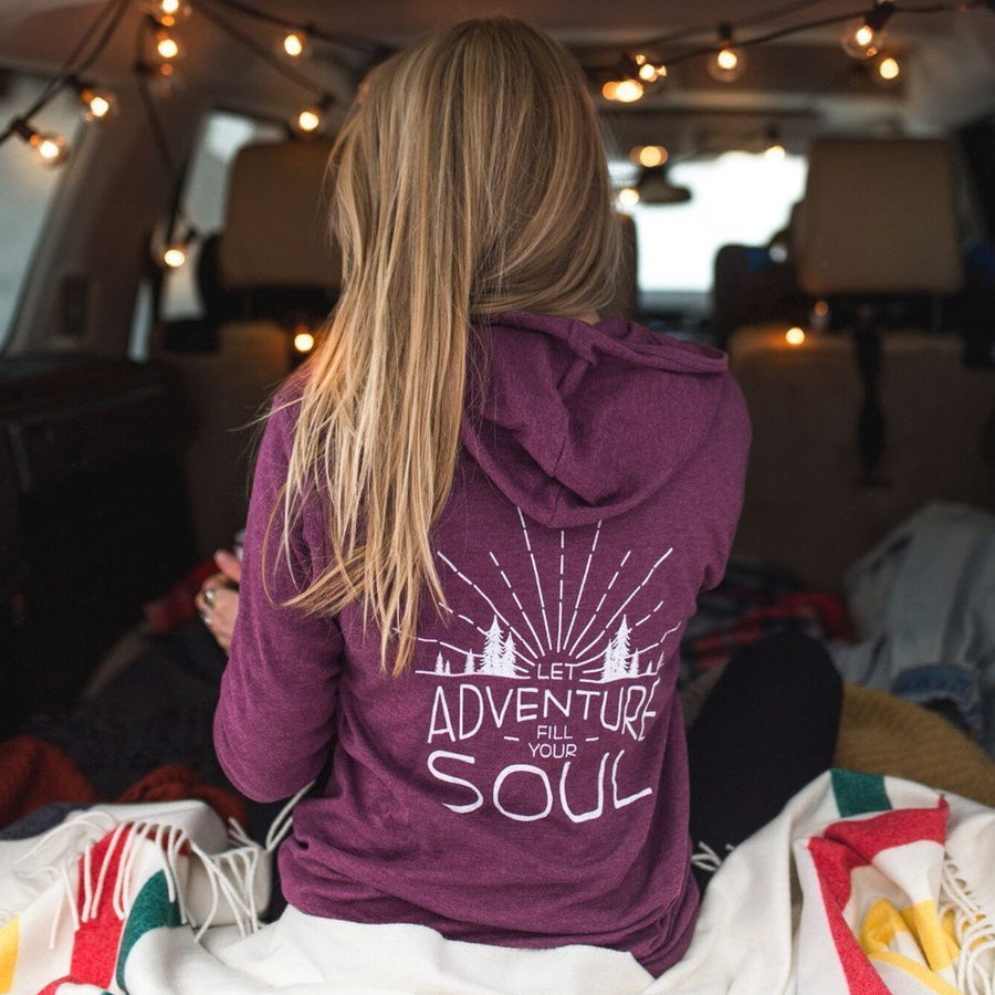 MONTANA SCENE ADVENTURE HOODIE IN MAROON