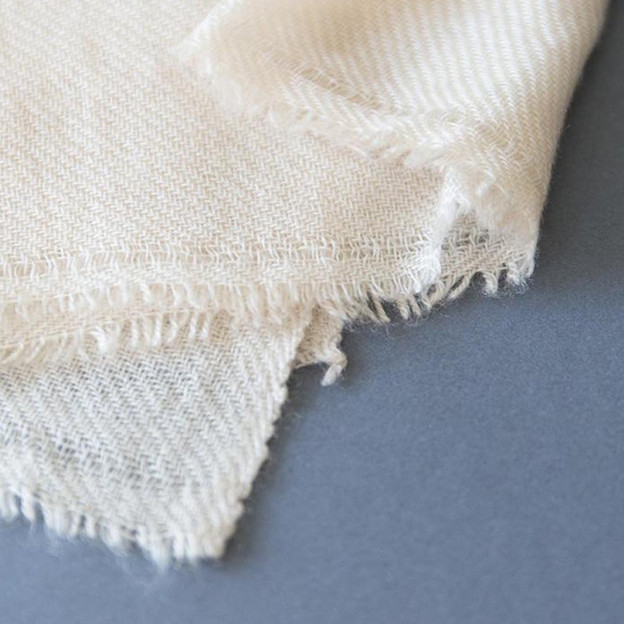 FOXTAIL CASHMERE SCARF IN CREAM